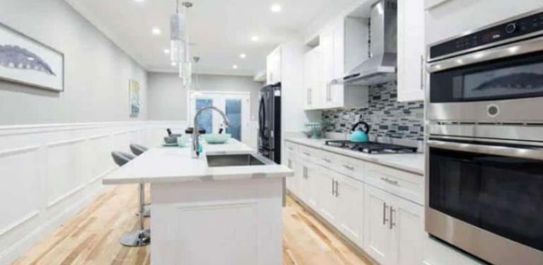 廚房護(hù)墻板：要了解的優(yōu)點(diǎn)、缺點(diǎn)和成本理念